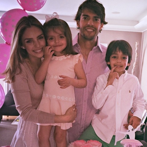 Carol Celico com Kaká e os filhos (Foto: Reprodução/Instagram)