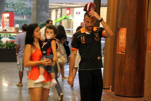Diego Cavalieri passeio com a família em shopping no RJ (Foto: Marcus Pavão/AgNews)