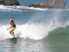 Paulinho Vilhena surfa na Prainha e leva tombo