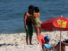 Grávida, Deborah Secco namora em dia de praia no Rio