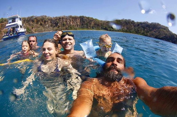 Sheila Mello com a família e amigos em Fernando de Noronha (Foto: Reprodução/Instagram)