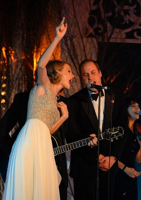 Taylor Swift e o Príncipe William em baile de gala em Londres, na Inglaterra (Foto: Ben Pruchnie/ Getty Images)