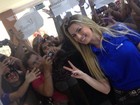 Ex-BBB Fernanda posa com multidão de fãs em evento