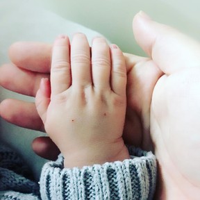 Bárbara Borges mostra mãozinha do filho (Foto: Reprodução/Instagram)