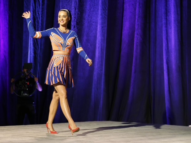 Katy Perry em entrevista coletiva do Super Bowl em Phoenix, nos Estados Unidos (Foto: Matthew Emmons/ Reuters)
