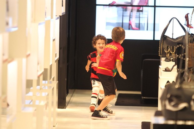 Filho de Daniele Suzuki em shopping do Rio (Foto: Henrique Oliveira / AgNews)