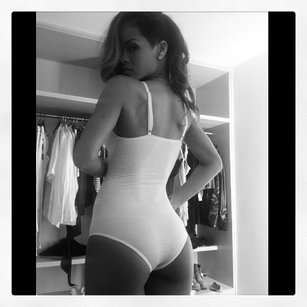 Rihanna posa de maiô (Foto: Instagram/ Reprodução)