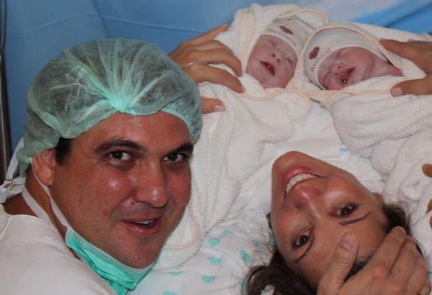 Ex-Paquita Roberta Cipriani na maternidade com filhos gêmeos e marido (Foto: Pablo Amora Assessoria de Imprensa)