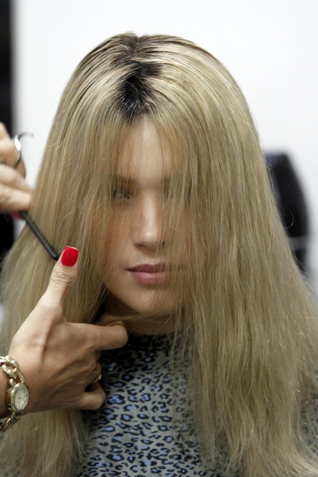 Prótese colada, é hora de aparar e dar um formato ao cabelo (Foto: Marcos Ferreira/ Ag. Brazil News)