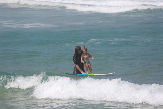  Mario Frias e filha em praia na Barra da Tijuca, RJ (Foto: Dilson Silva / Agnews)