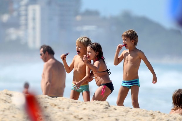 Fernanda Lima e Rodrigo Hilbert e os filhos, na praia (Foto: Andre Freitas/agnews)