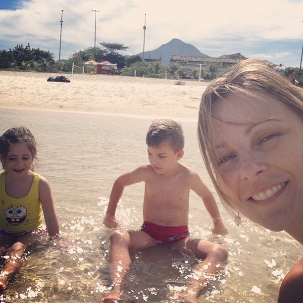 Daniela Faria com os filhos (Foto: Reprodução/ Instagram)