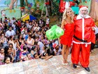 Karina Bacchi faz a alegria das crianças em festa de Natal de ONG 