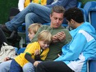 Luciano Huck visita Seleção Brasileira com os filhos
