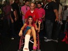 Thais Bianca chega de cadeira de rodas em evento com ex-panicats