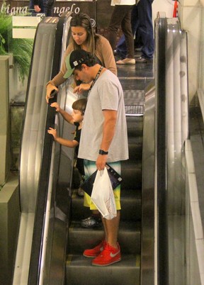 Cristiane Dias e Thiago Rodrigues com o filho em shopping no Rio (Foto: Daniel Delmiro/ Ag. News)