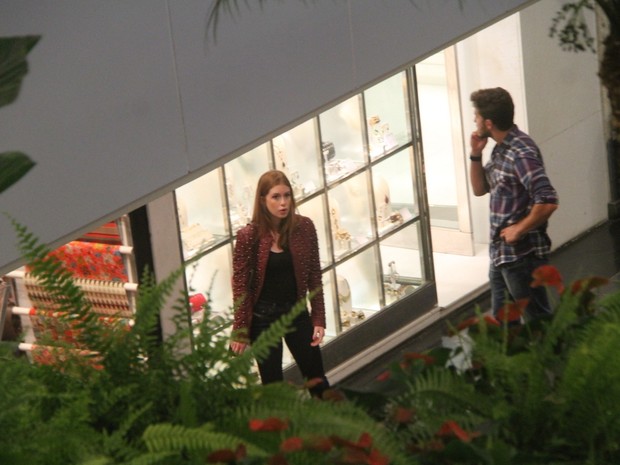 Marina Ruy Barbosa com o namorado, Klebber Toledo, em shopping no Rio (Foto: Daniel Delmiro/ Ag. News)