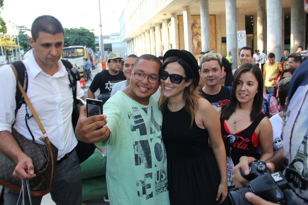 Wanessa com fãs no aeroporto (Foto: Marcello Sá Barretto/AgNews)