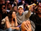 Mila Kunis circula com novo anel e gera rumor de casamento com Kutcher