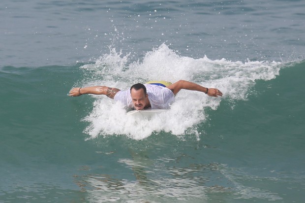 Paulinho Vilhena surfa em praia no Rio de Janeiro (Foto: Dilson Silva / Agnews)