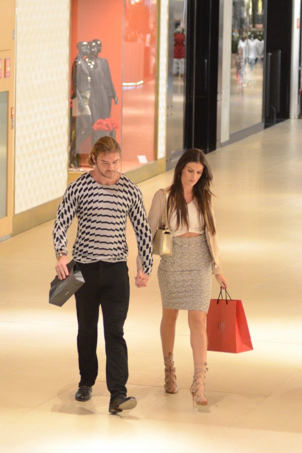 Thor Batista e a namorada, Lunara Campos, em shopping no Rio (Foto: Fabio Moreno/Agnews)