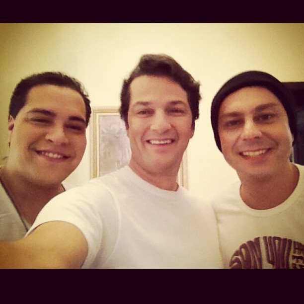 Marcelo Serrado, Alexandre Nero e Tiago Abravanel posam em bastidores de filmagem (Foto: Reprodução/Instagram)