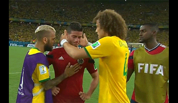 David Luiz abraça James Rodriguez (Foto: Reprodução)