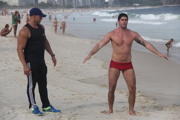 Marcelo Zagonel malhanda na praia de Copacabana, RJ (Foto: Rodrigo dos Anjos / AgNews)