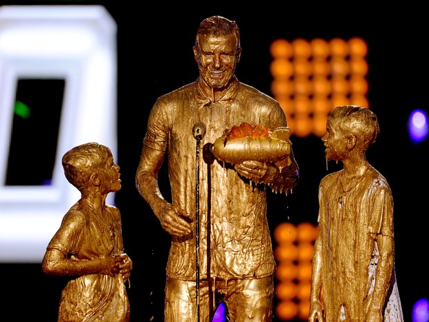 David Beckham e os filhos Romeo James Beckham e Cruz David Beckham em prêmio em Los Angeles, nos Estados Unidos (Foto: Kevin Winter/ Getty Images)