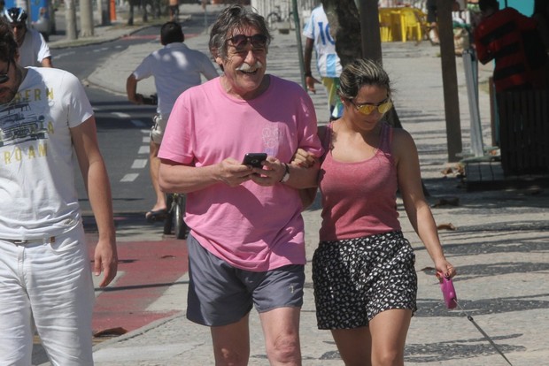 José de Abreu e a namorada (Foto: Marcos Ferreiea /photo rio news)