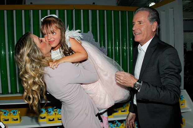 Ticiane Pinheiro e Roberto Justus com a filha, Rafaella (Foto: Manuela Scarpa e Marcos Ribas / Foto Rio News)