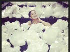 Alto astral: Juliana Paes posa no meio de cristais em loja