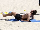 Paulo Rocha sofre para deixar a barriga em gomos em treino na praia