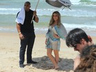 Claudia Leitte grava campanha de pernas de fora em praia de Salvador