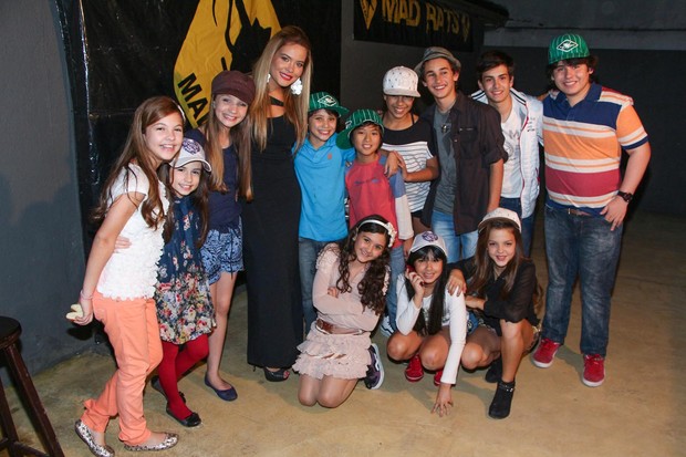 Geisy Arruda posa ao lado das crianças do elenco de Chiquititas  (Foto:  Danilo Carvalho e Thais Aline/ Ag. Fio Condutor)