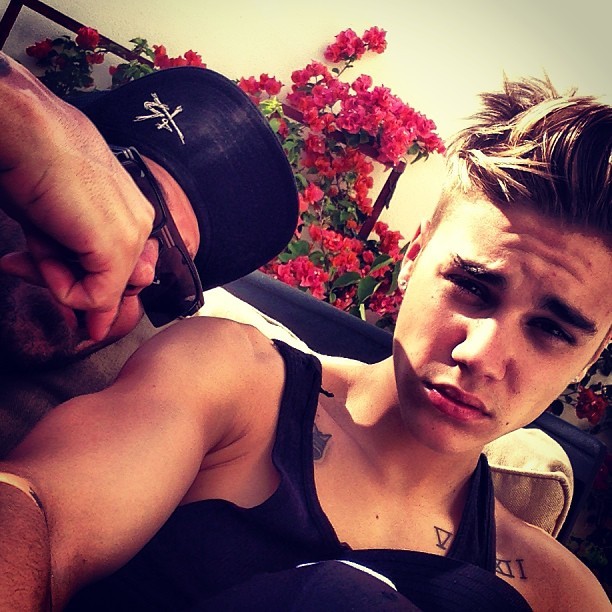 Com cara de sono, Justin Bieber posta foto na rede ao lado do amigo (Foto: (Foto: Reprodução Instagram))