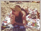 Bárbara Borges posa de bumbum para cima na praia