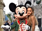Ariana Grande tieta o Mickey e posa com orelhas da Minnie na Disney