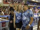 Ele pode! Ronaldo Fenômeno 'desfila' com namorada na Sapucaí