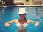 Kelly Key curte dia de sol na piscina