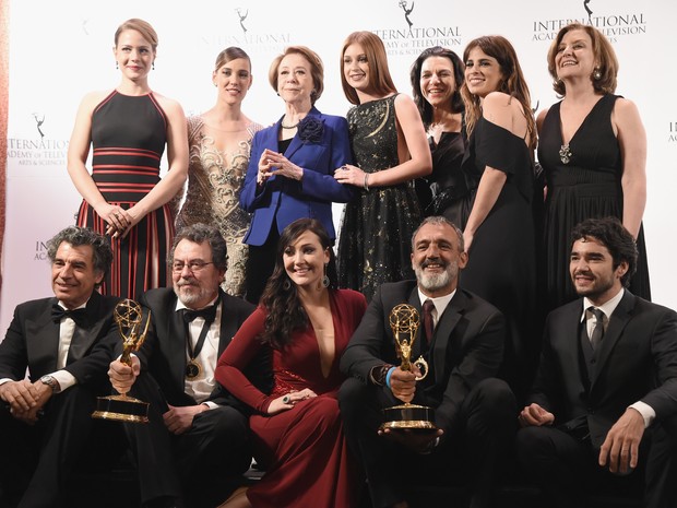 Fernanda Montenegro com elenco e equipe de Império em prêmio em Nova York, nos Estados Unidos (Foto: Theo Wargo/ Getty Images/ AFP)
