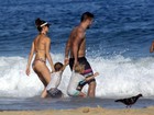 Fernanda Lima e Rodrigo Hilbert se divertem com filhos na praia