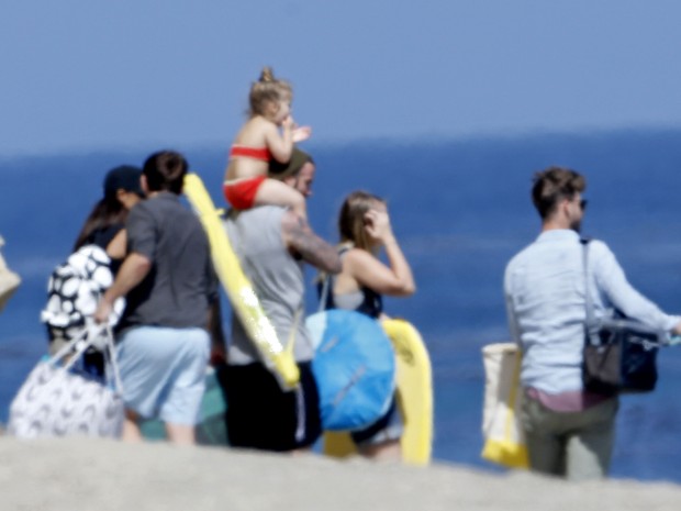 Victoria Beckham e David Beckham com a família em praia em Malibu, nos Estados Unidos (Foto: Grosby Group/ Agência)