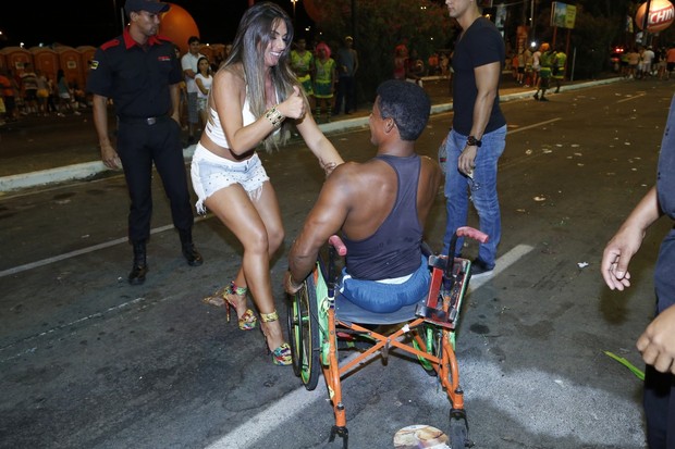 Nicole Bahls fala com fã cadeirante (Foto: Roberto Filho/Divulgação)
