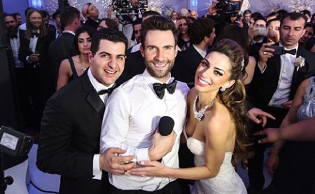 Adam Levine com os noivos (Foto: Reprodução/Instagram)