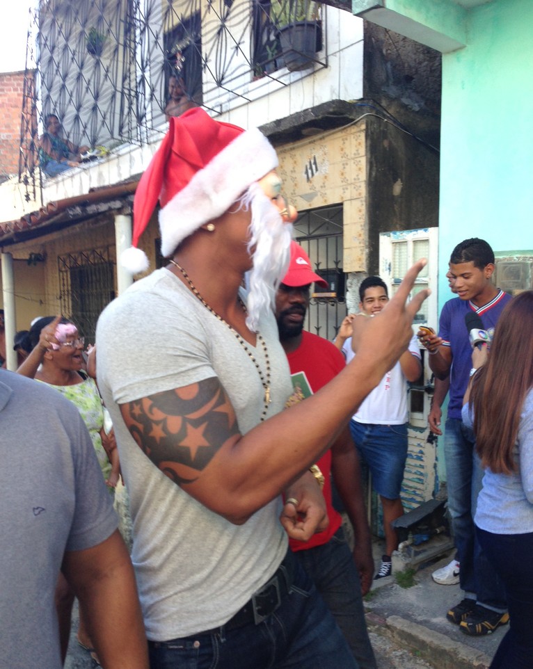 Léo Santana entrega presentes vestido de Papai Noel (Foto: Divulgação)