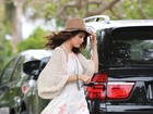 Selena Gomez usa look larguinho e mostra demais