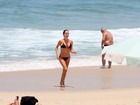 De biquíni, Erika Mader mostra boa forma em praia no Rio