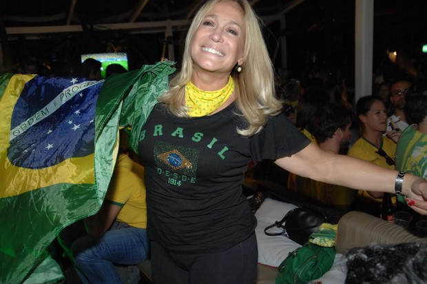 Susana Vieira assistindo ao jogo do Brasil em SP (Foto: Augusto Mestieri / Divulgação)