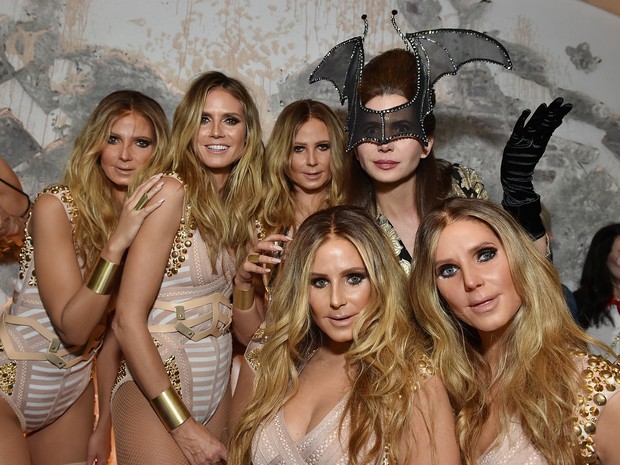 Heidi Klum (no centro) com clones em festa de Halloween em Nova York, nos Estados Unidos (Foto: Mike Coppola/ Getty Images/ AFP)
